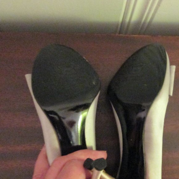 Stuart Weitzman pale silver satin pumps with rhinestone circle Stunning - Picture 6 of 8